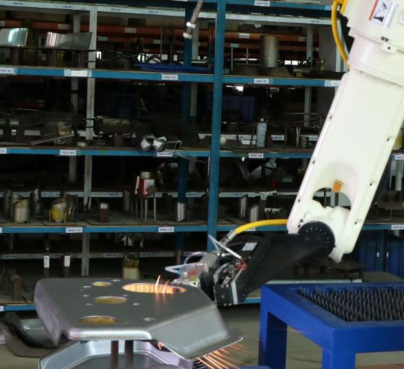 機(jī)械手激光切割機(jī)切割現(xiàn)場